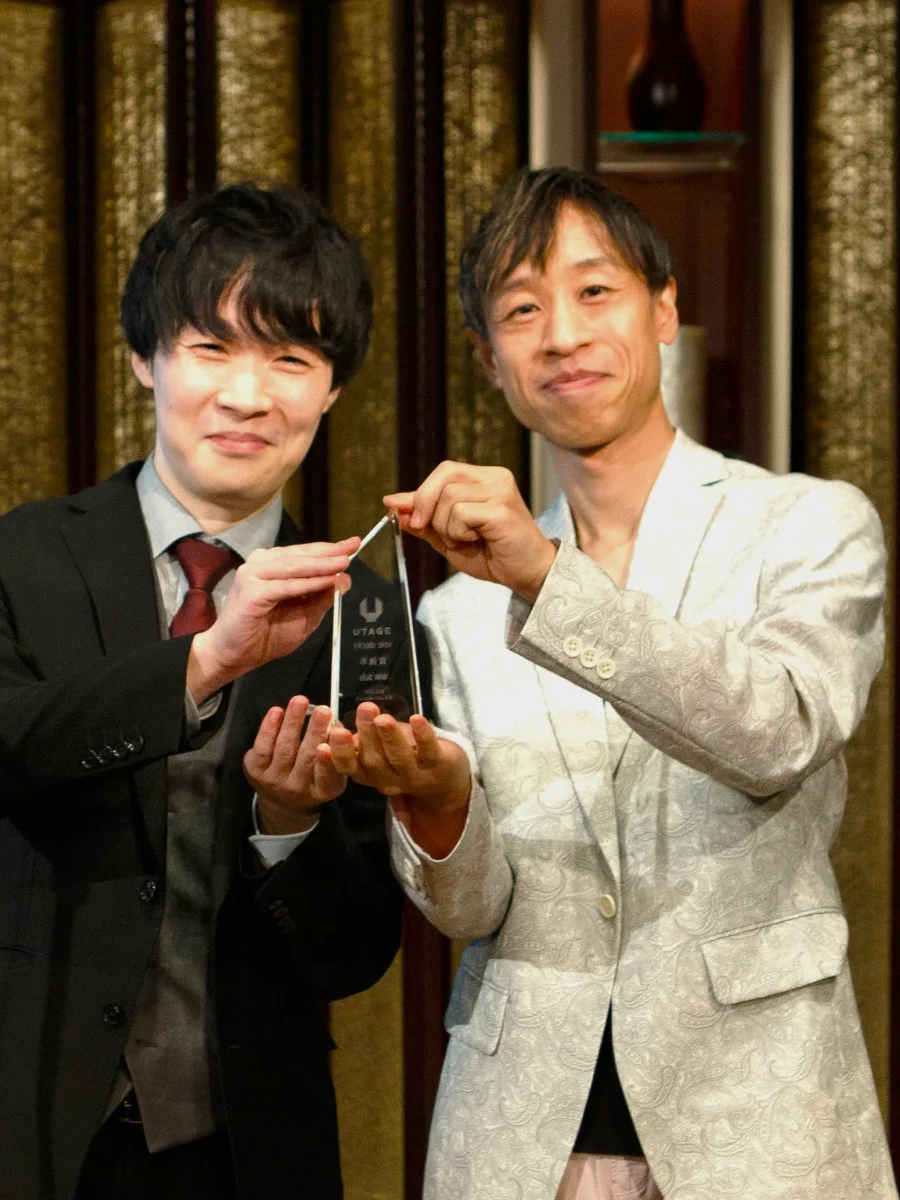 UTAGEアワード授賞式の徳武輝彦とUTAGE代表のいずみさん